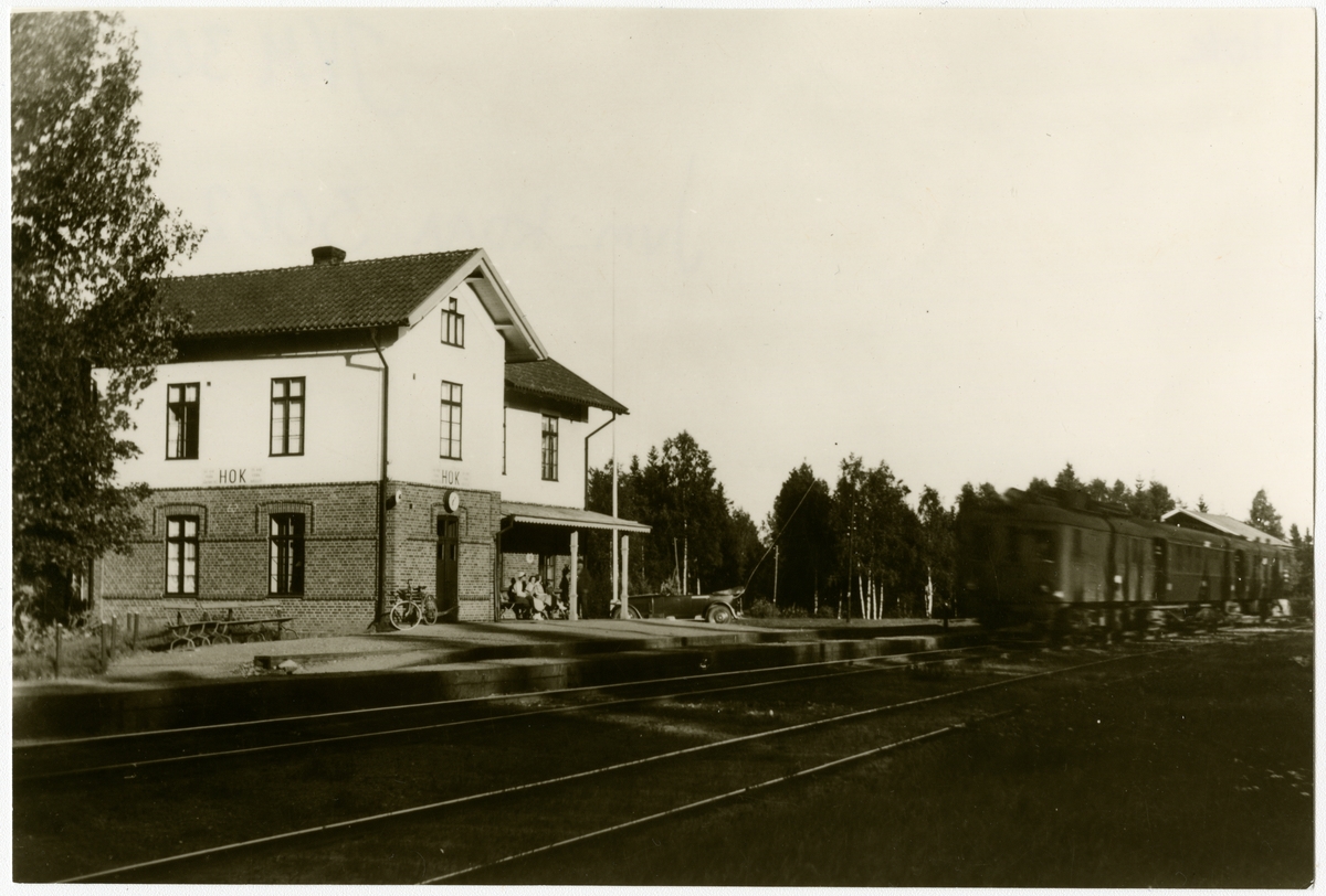 Stationen tillkom vid linjeomläggning den 22 december 1894. Envånings stationshus i tegel byggt i vinkel. Det blev om- och tillbyggt 1920 med en våning till.