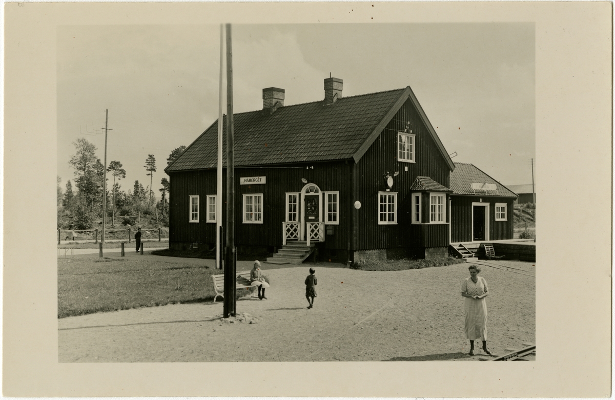 Sveg--Hede
Hållplats anlagd 1924. Envånings stationshus i trä, sammanbyggt i vinkel med godsmagasinet