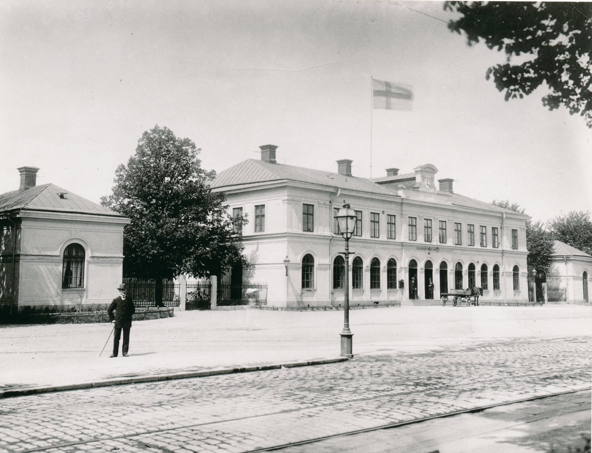 Karlskrona station från gatusidan. Karlskrona - Växjö Järnväg öppnades för allmän trafik 1874. Samma år färdigbyggdes stationshus i två våningar. Bangården utformades så att denna hade plats för fem spår. Moderniseringen av stationen skedde år 1946. Stationen hette Karlskrona Central under perioden 1.9.1954 - 1.9.1957.