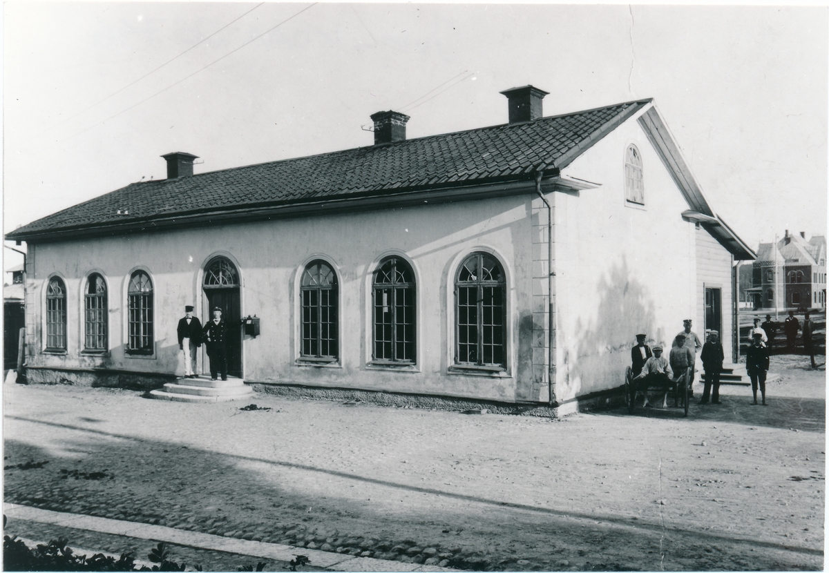 Nora
Nora stad
Nora gamla stationshus, i bakgrunden nya stationshuset
Gamla stationshuset uppfört år 1855 rivet år 1900