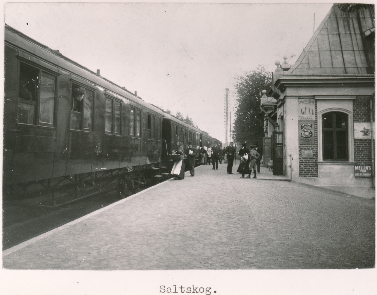 Stationen anlades 1860. Den gamla stationen hette Södertelge från början. Från 1885 till 1888 fick namnet Södertelge övre, sedan Saltskog  tills ny station Södertälje södra byggdes 1921. Då  överflyttades trafiken från Saltskog till Södertälje.