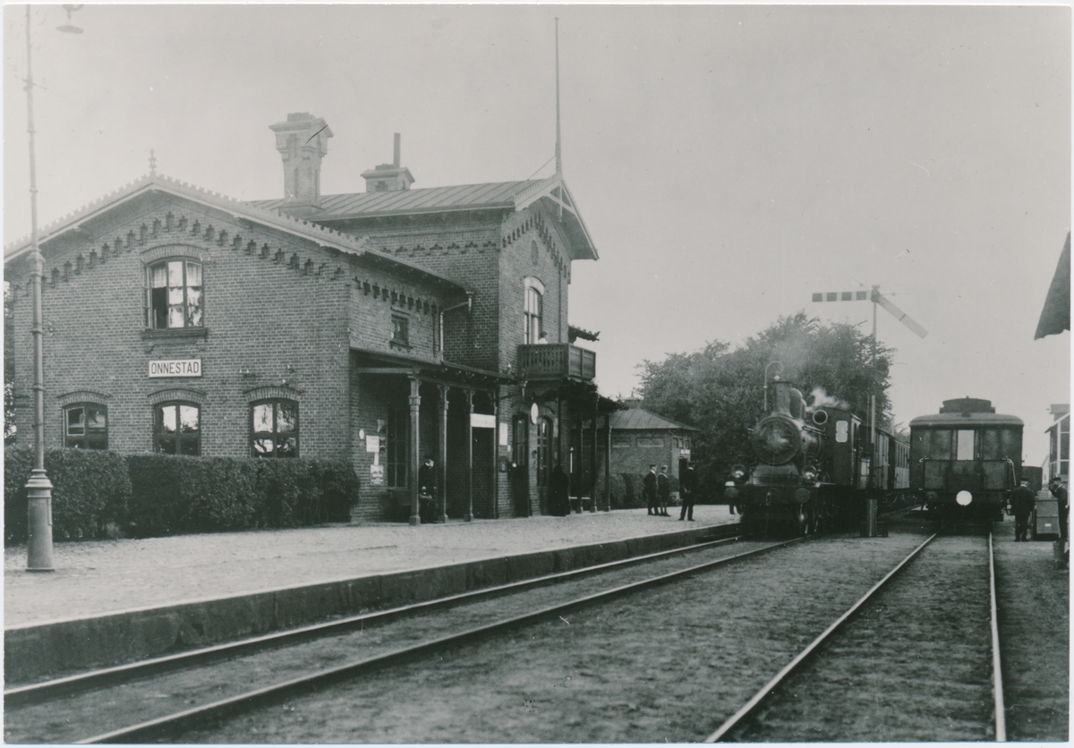 Önnestads station. Kristianstad-Hässleholms Järnväg, CHJ. Banan invigdes 1865. Övergick till Statens Järnvägar, SJ 1944. Fick eldrift 1955.