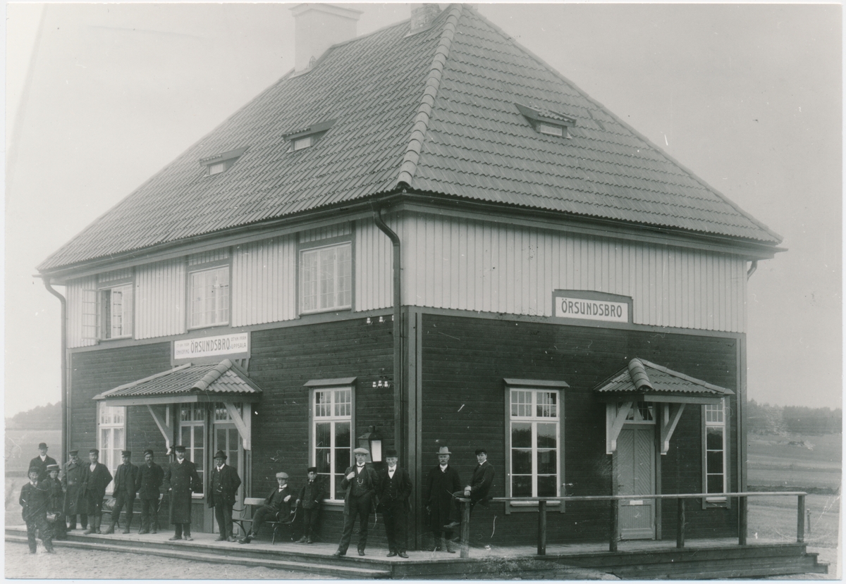 Örsundsbros station. Uppsala- Enköping Järnväg, UEJ. Det första stationshuset som brann ner 1924.