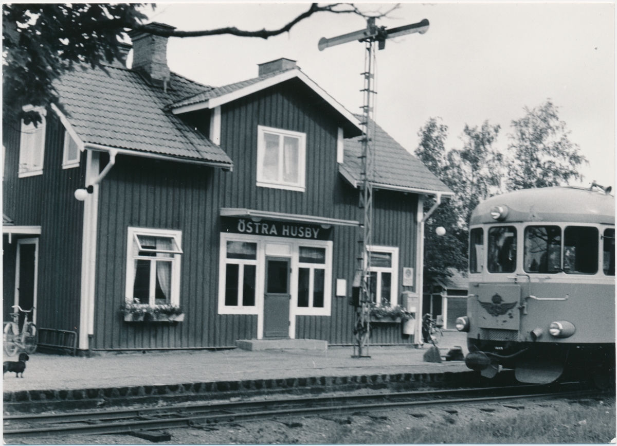 Östra Husby station. Vikbolandsbanan, VB. Bandelen Kummelby- Arkösund nedlagd 1/11 1960. Anlades 1892. Övergick till Statens Järnvägar,SJ 1950.  Bangården utbyggdes 1945 . Manövervagn UBFo3yp.