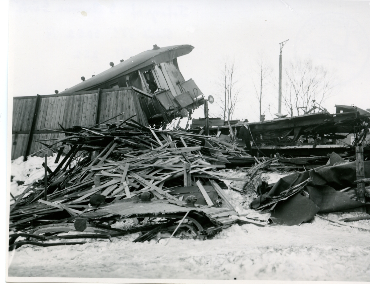 Tågolycka i Holmsveden 1917-02-16. Snälltåg 3048, draget av ånglok SJ B  1324, leddes på grund av en fellagd växel in på ett sidospår och spårade ur.