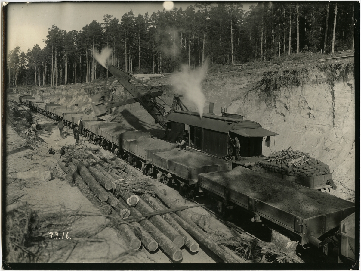 Lastning med ånggrävmaskin Statens Järnvägsbyggnader, SJB Q8 3 vid Tomteboda 1916.
