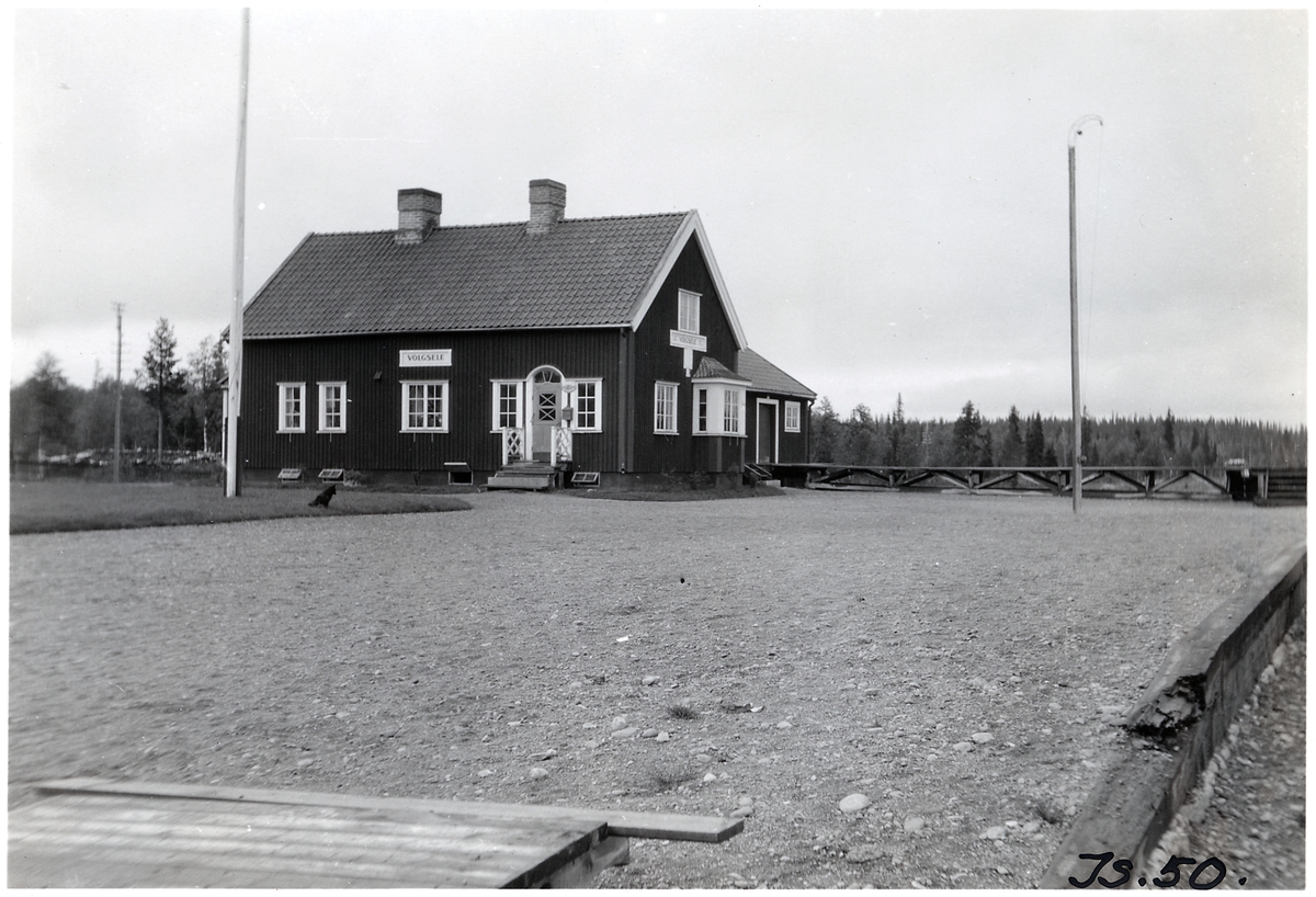Stationshus i trä sammanbyggt med godsmagasinet 1923 anlades hållplatsen.