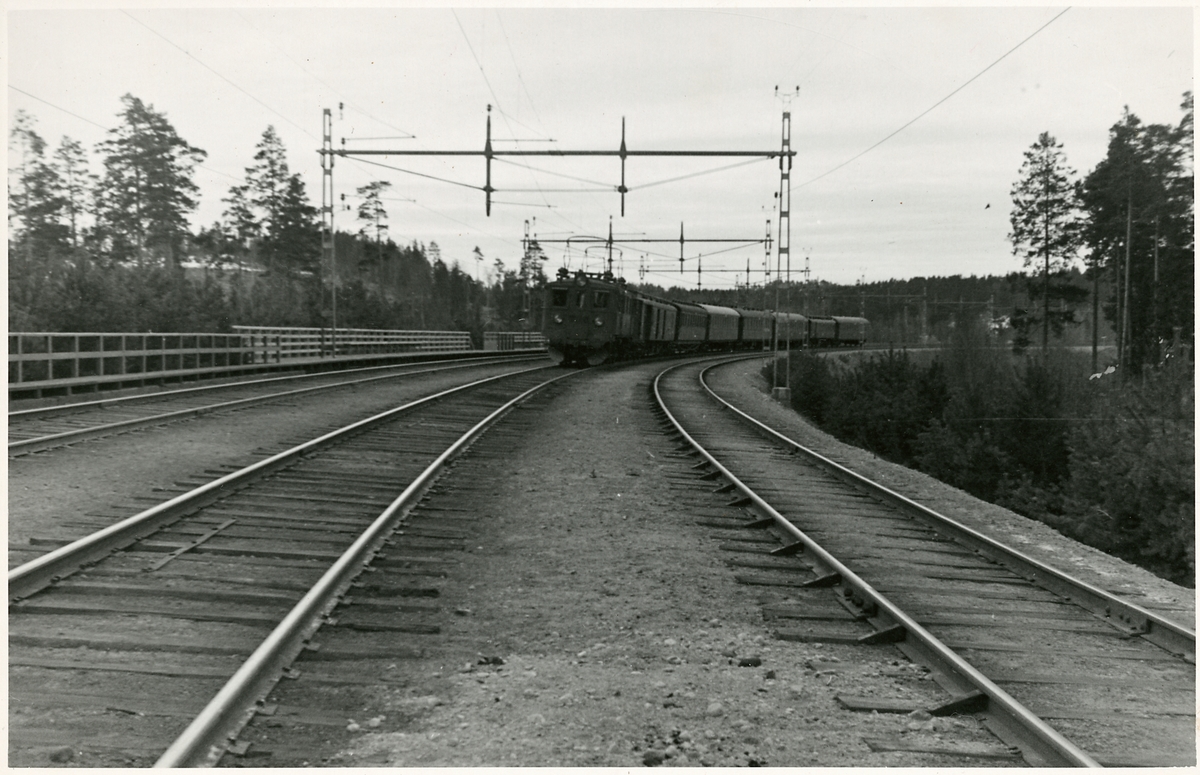 Persontåg vid Södertälje havsbad, på väg mot dåvarande Södertälje Södra station. Statens Järnvägar, SJ D. Det högra spåret är Norra Södermanlands Järnväg, NrSlJ.