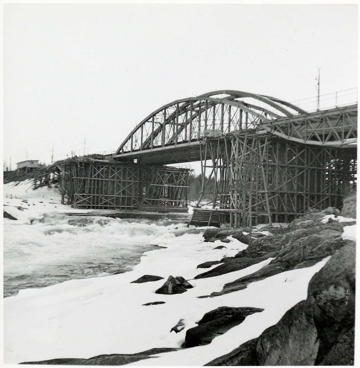 En ny bro byggs över Skellefteälven invid den gamla på linjen mellan Karsbäcken och Kusfors, längs norra stambanan.