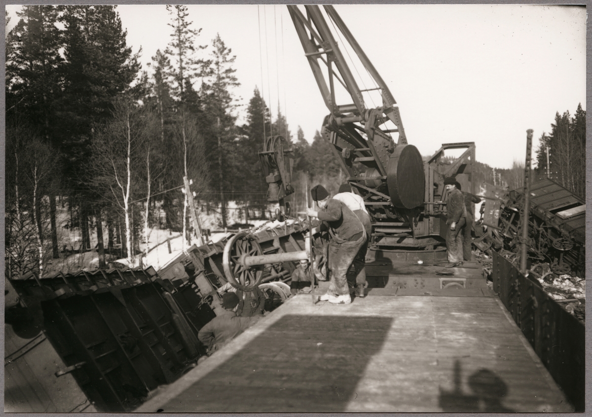 Bärgning av godsvagnar med hjälp av en lyftkran efter olycka mellan Gastsjön och Kälarne i Jämtland på 1920-talet.