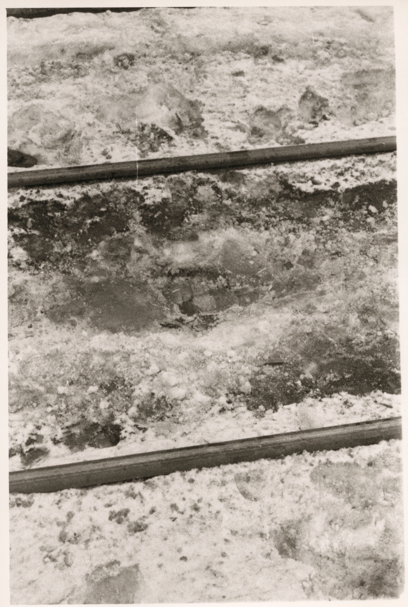 Närbild på rälsen från olycka vid Hinsnorets station mars 1957.
