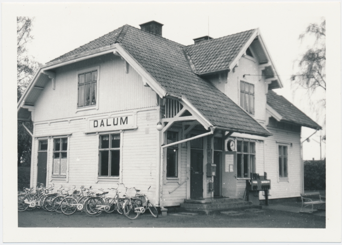 Trafikplats anlagd 1906. En- och enhalvvånings stationshus i trä.
UJ, Ulricehamns Järnväg