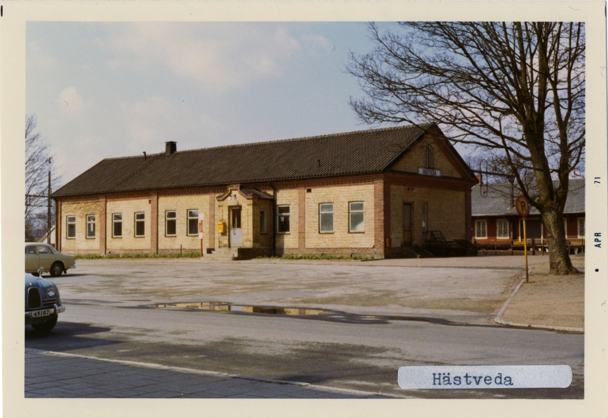 Stationen öppnad 1862.-08-01 Envånings stationshus i trä. Det första stationshuset brann redan 1868, nytt envånings stationshus uppfört i sten samma år. Sålt 1965 till Hässleholms kommun, övertaget 2000 av Hästveda hembygdsförening. Huset kvar 1995. Hästveda - Karpalunds Järnväg, HKJ hade ett tvåports lokstall med vändskiva, uppfört 1896. Ännu kvar på 1960-talet. Rivet i februari 1976. Vändskivan tagen till Kristianstad Järnvägsmuseum.