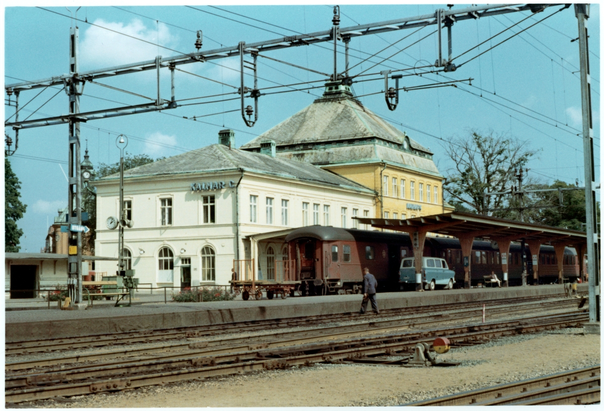 Stationen kallas KALMAR CENTRAL från 15.5.1930 
Stationshuset tillbyggt 1911