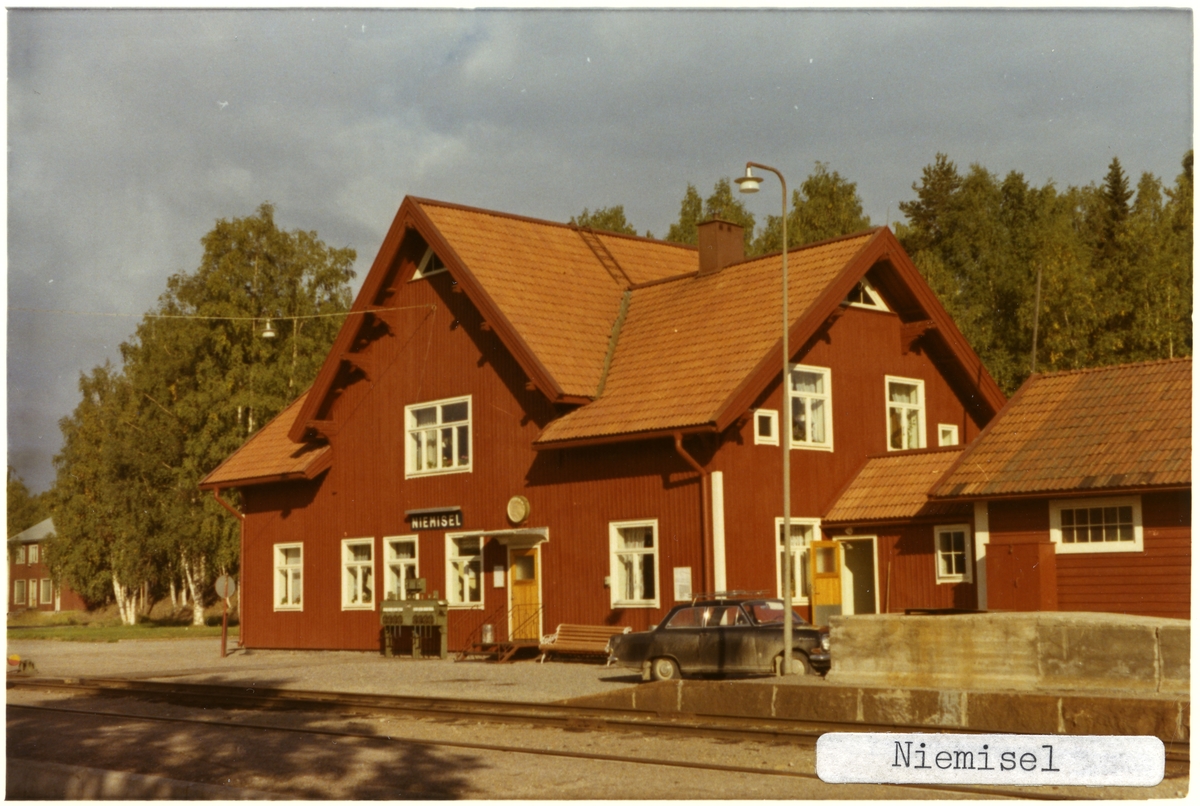 Station anlagd 1900. En- och enhalvvånings stationshus, sammanbyggt med godsmagasin. Omfattande modernisering av expeditionslokalerna företogs 1943-44. Utvändigt brädfodrades huset 1946.