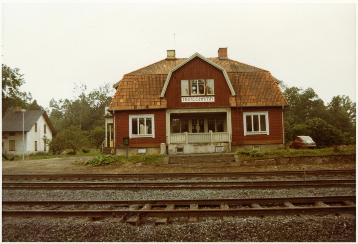 Station öppnad 1878,-01-02 lastplats från 1974-06-17. 1989-09-04 öppnades färjetrafik fr Hargshamn t Nystad, Finnland . Nuvarande stationshus uppfördes 1909 med två våningar i trä. Bangården utbyggdes 1915 och 1935 .Det tidigare stationshuset ändrades till boställshus för personal .