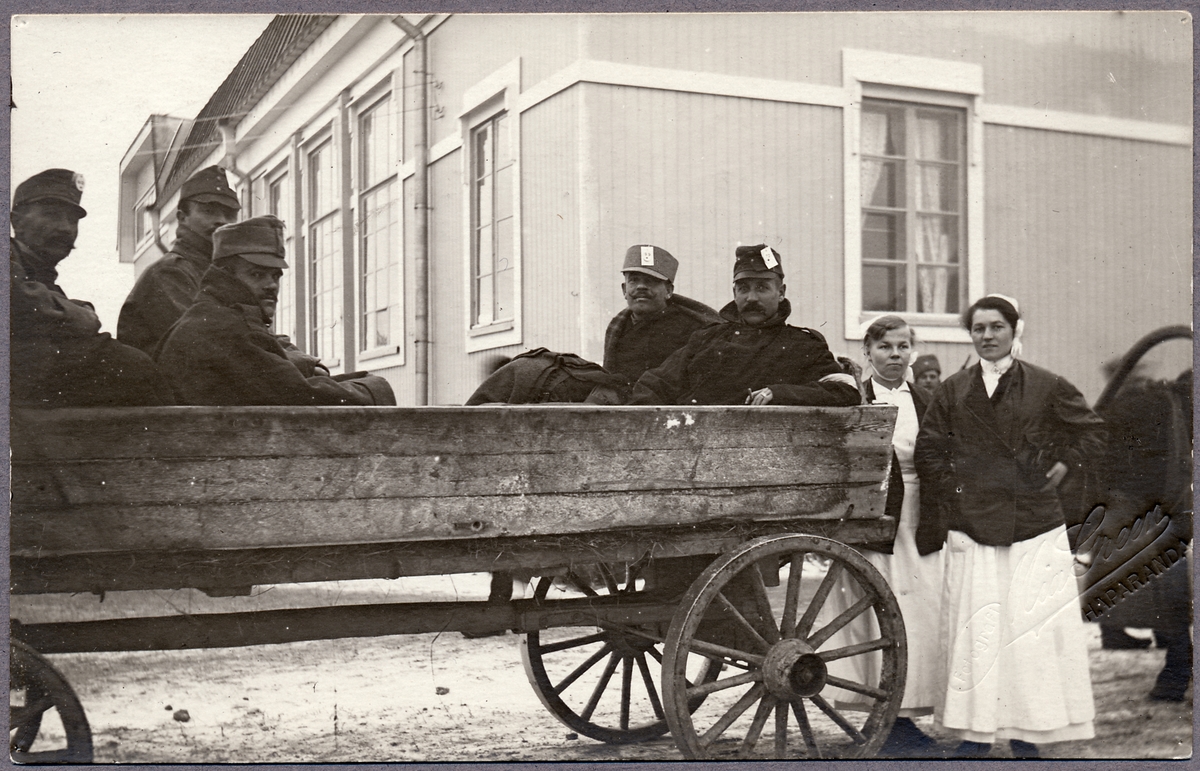 Skadade soldater transporteras genom Haparanda under Första världskriget.