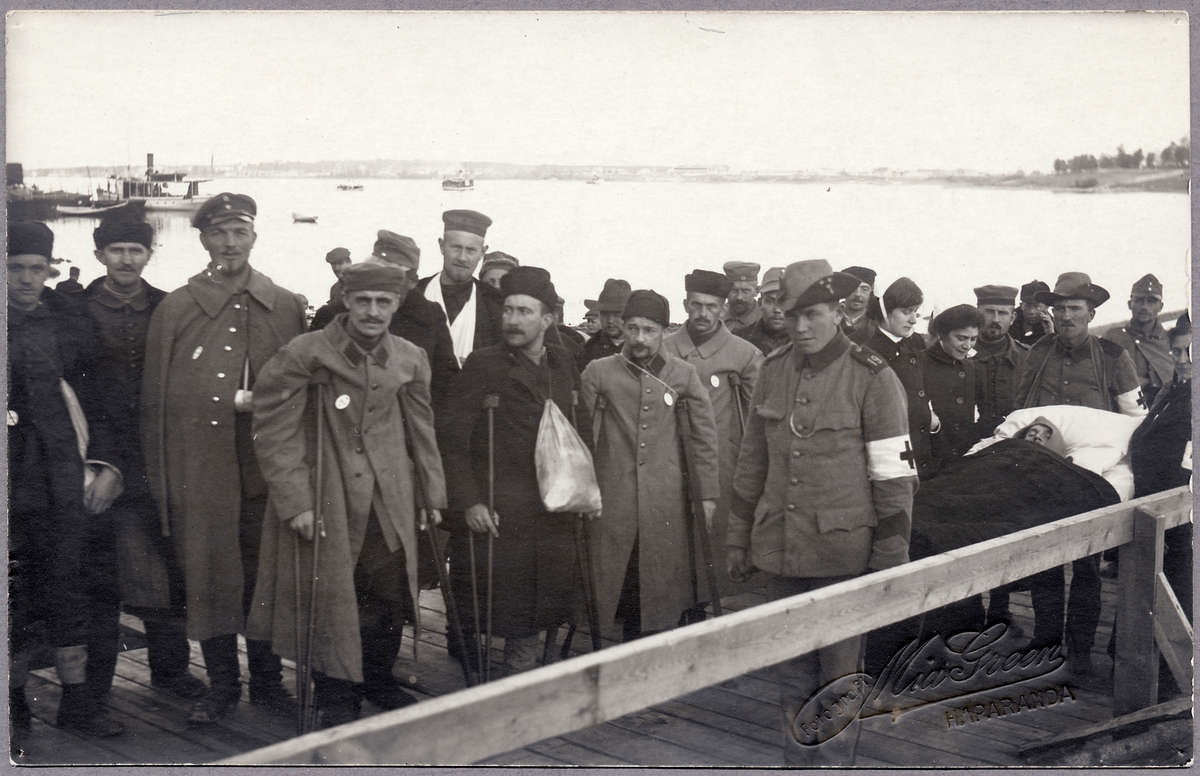 Skadade krigsfångar vid Haparanda skeppsbro under Första världskriget. Sedermera kom dessa att transporteras vidare från Haparanda till Trelleborg.