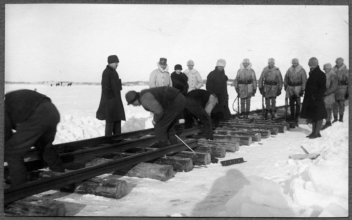 Rälsläggning över Torne Älvs is för änkekejsarinnan av Rysslands tåg från Haparanda till Torneå.