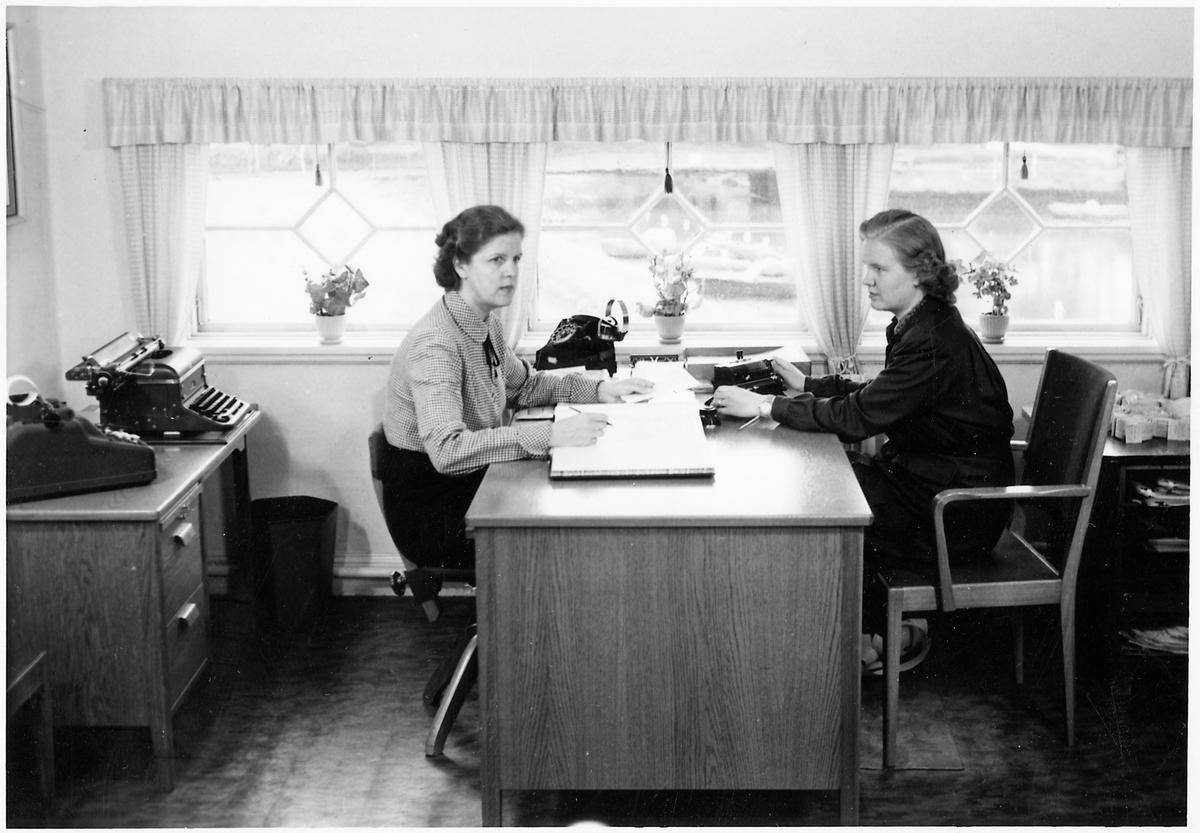 Fru I. Karlsson och fru Viola Lundin på Köping - Uttersberg - Riddarhyttans Järnvägar, KURJ:s busskontor.