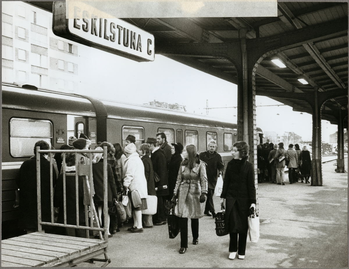 Tåg 485 avgår från Eskilstuna central första strejkdagen 1971-02-05.