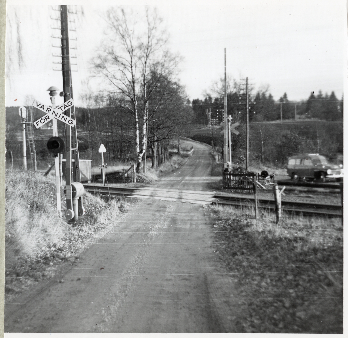 Järnvägsövergång vid Östra Spång, på sträckan mellan Åsljunga och Örkelljunga.