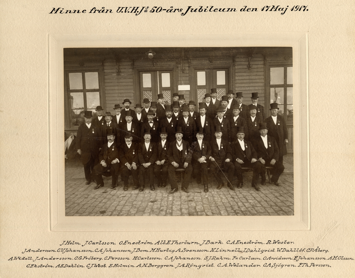 Minne från UVHJ:s 50 årsjubileum 17 maj 1917.
Från vänster: J. Holm, J. Carlsson, O. Eneström, Alb. E. Thorburn, J. Bark, C.A. Eneström, R. Wester, J. Andersson, C. V. Johansson, J. Born, M. Hurtig, A. Svensson, N. Linnell, J. Dahlqvist, W. Dahllöf, C. P. Åberg, A. Widell, J. Andersson, C. G. Fröberg, C. Persson, H. Carlsson, C. A. Johansson, S. J. Rahm, Fr. Carlsson, O. Arvidsson, E. Johansson, A. M. Ohlsson, C. Ekström, A. E. Dahlin, C .J. West, E. Holmin, A. N. Berggren, J. A. Rönqvist, C. A. Welander, C. A. Sjögren,  F. Th. Persson.