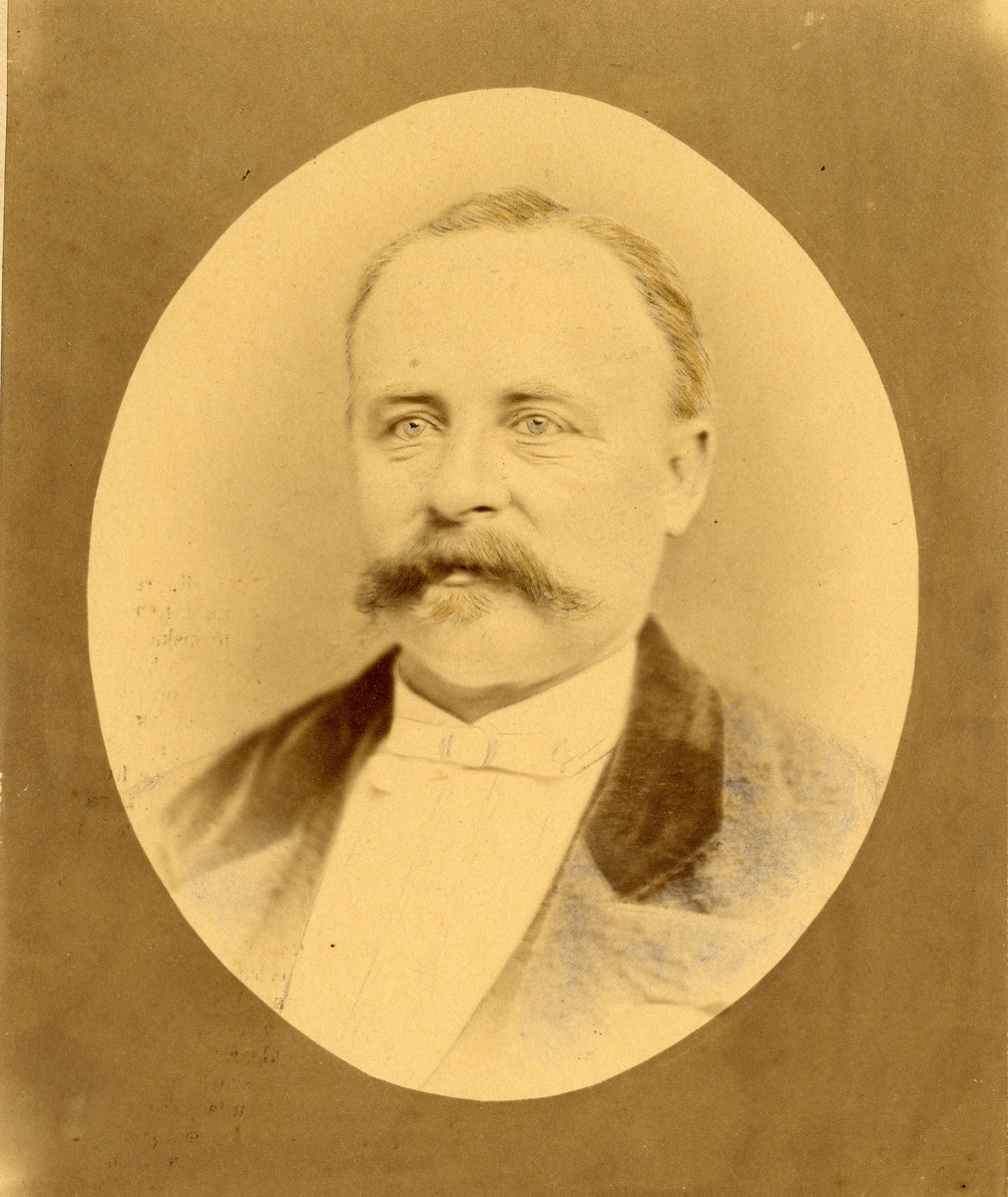 Stationsinspektör Olof Jönsson i Hässleholm, född 6/8 1826 död 30/4 1886.