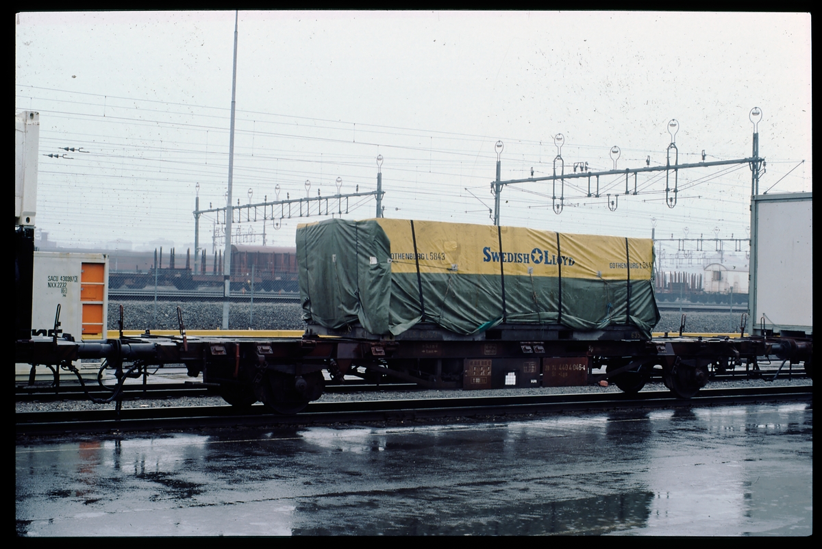 Statens järnvägar SJ Lgis 20 74 440 4 046-4 lastad med container.
