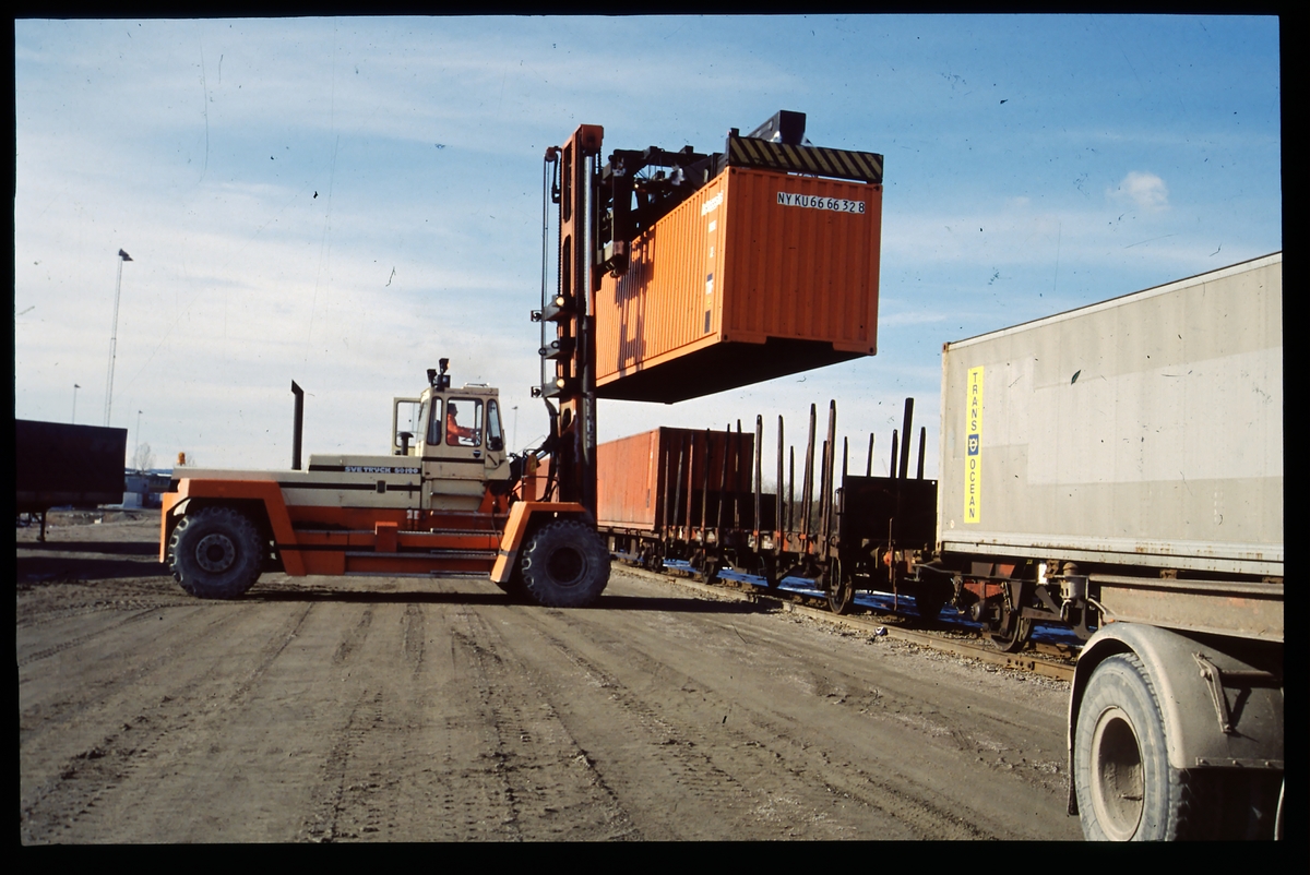 Lastning/lossning av container med containertruck. - Järnvägsmuseet ...