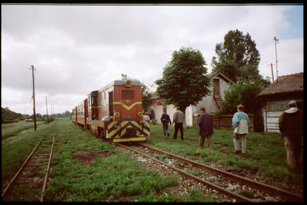 Caile Ferate Române, CFR diesellok 87-0041-1 med personvagnar vid Berghia station, Rumänien.