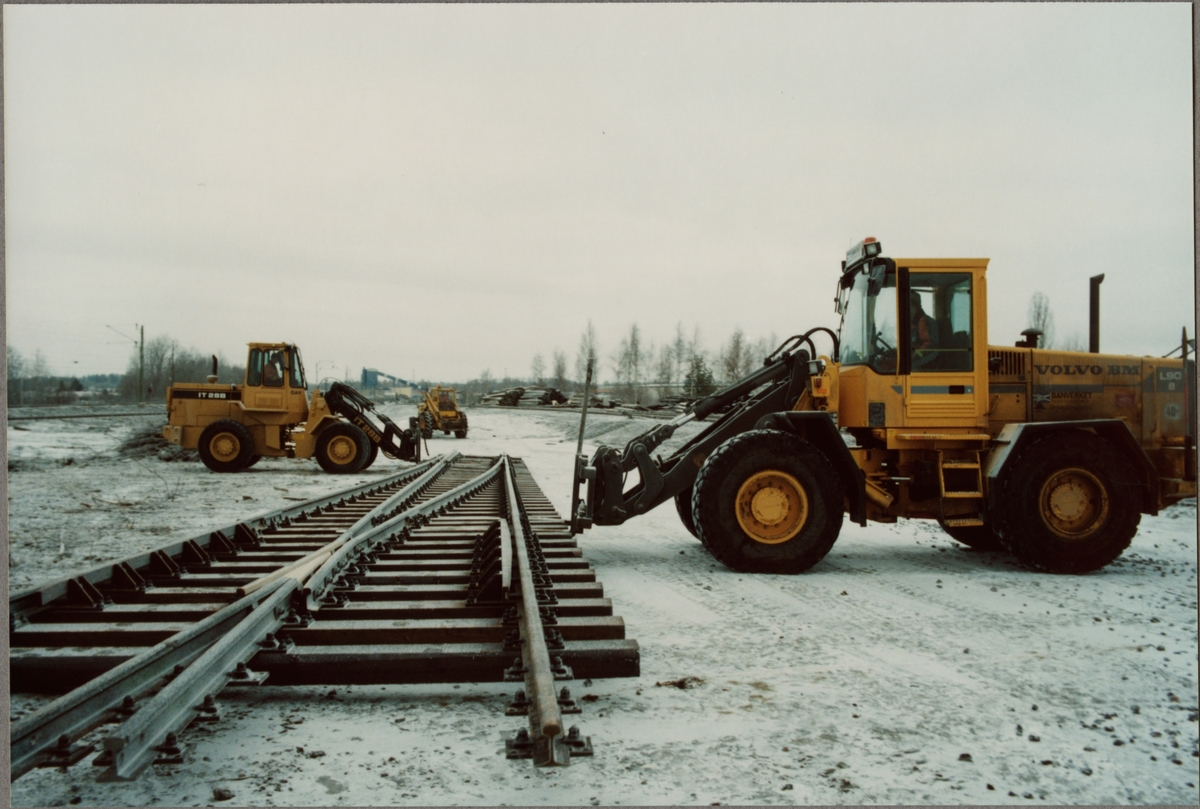 Lastning av växel till Statens Järnvägar, SJ Sklps 85-74-474 9 004-9, specialvagn för växlar, med hjullastare.