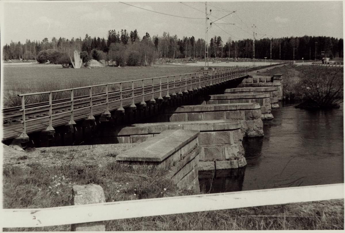 Järnvägsbro över vattendrag.