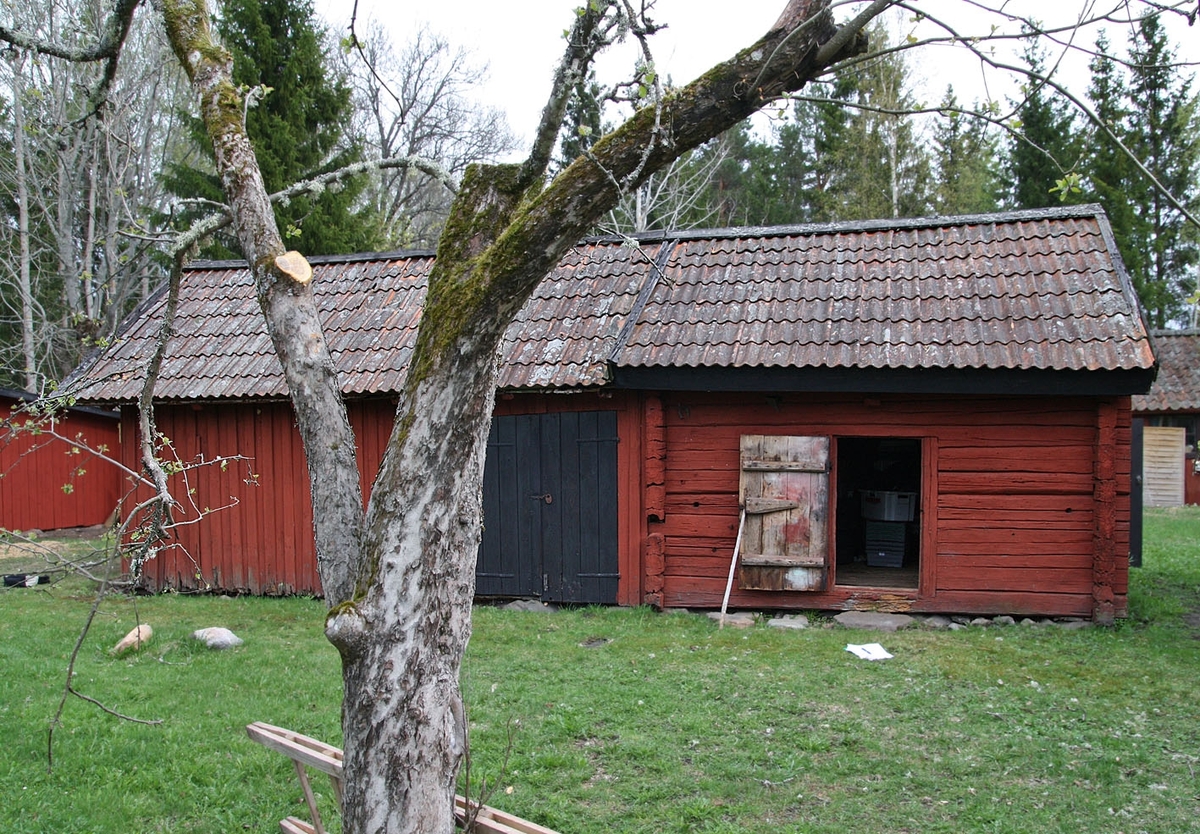 Restaurering av överloppsbyggnad, visthusbod och vedbod, efter, Björknäs, Verkarna, Börstils socken, Uppland 2009