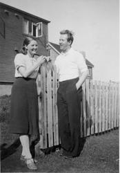 Anny og Gottfred Pedersen ved gjerdet sommeren 1939.