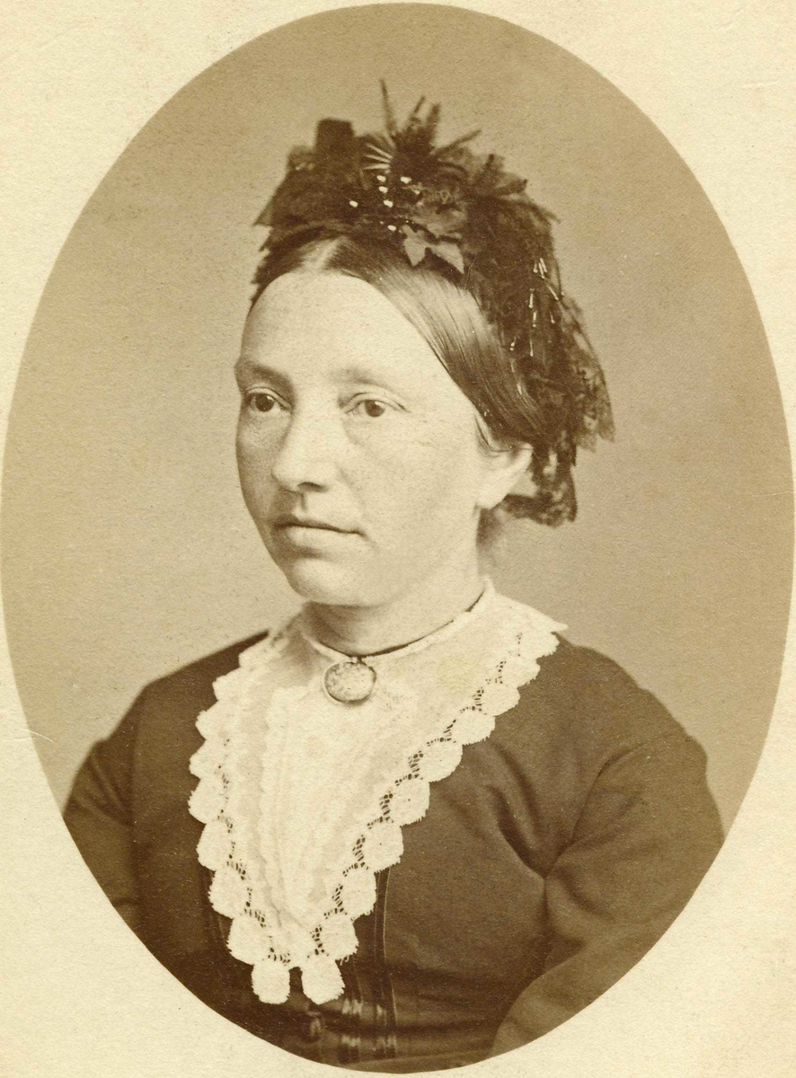 Portrett av Margrethe Marie Brodtkorb med blondekrage ca 1864-1870.