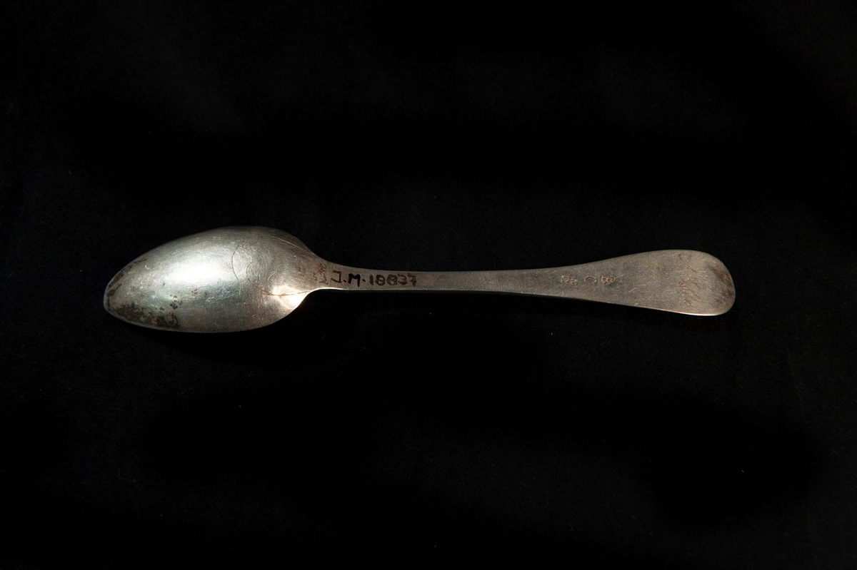 Beskrivning: En st. tesked av silver.Trubbig svensk modell. Delvis otydliga stämplar på baksidan.

Hör ihop med JM.18836-18845.