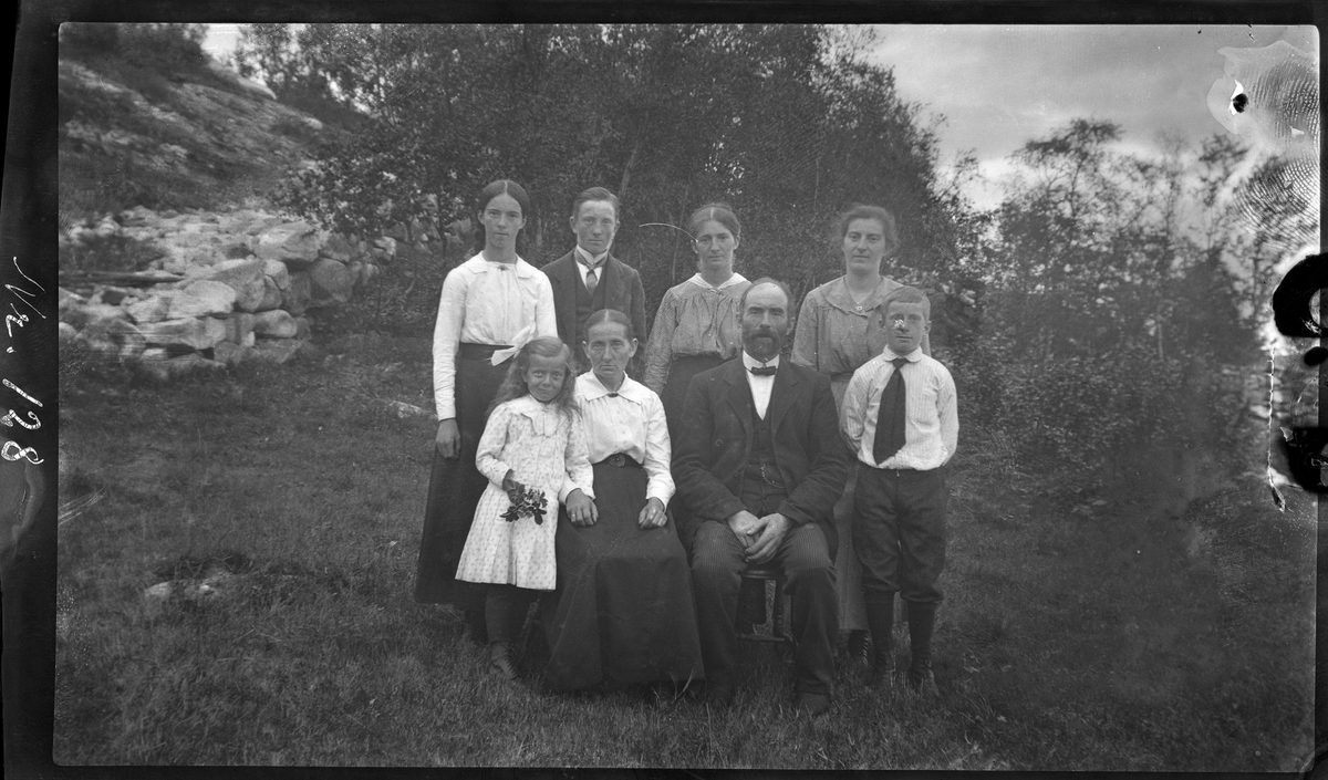 Familieportrett av familien Heide tatt utendørs på For på Grytøy.