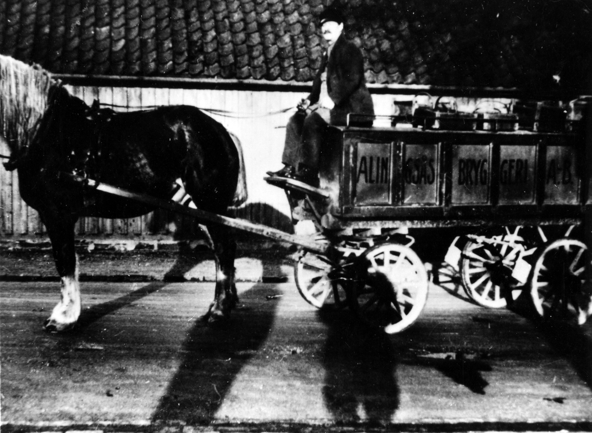 Gotthard Olsson kör ut Alingsås Bryggeris varor med företagets häst och vagn.