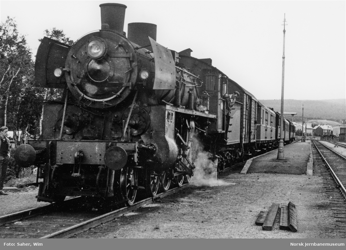 Damplokomotiv type 26c nr. 380 med dagtoget fra Oslo Ø til Trondheim, tog 301, på Røros stasjon.