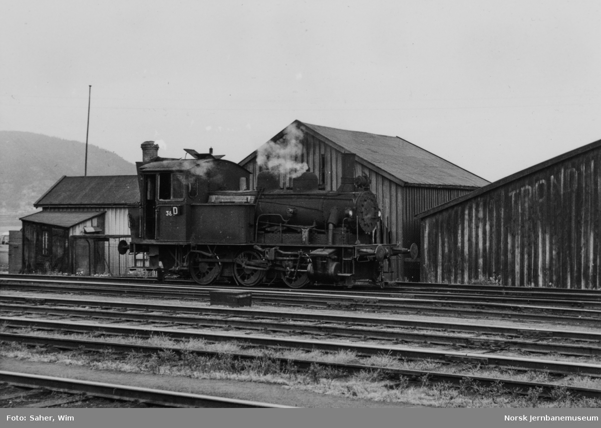 Damplokomotiv type 25c nr. 383 på Trondheim stasjon.