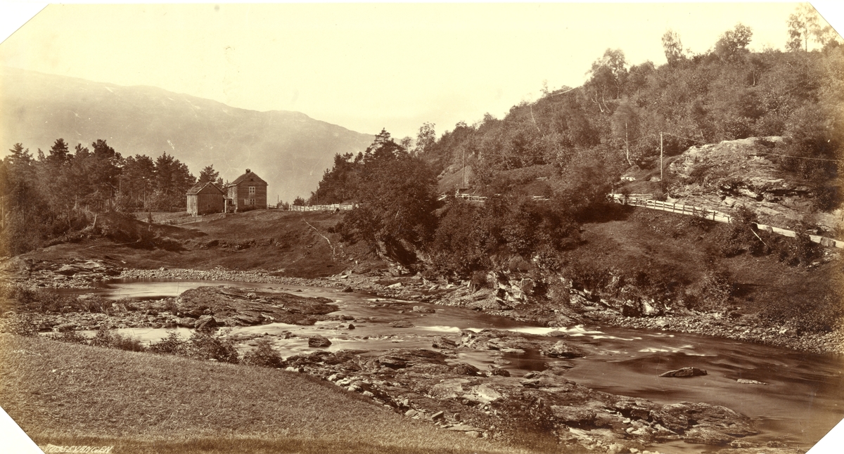 Landskap med lite gårdstun ved Vossevangen, Voss, Hordaland. Fotografert mellom 1870 og 1886.