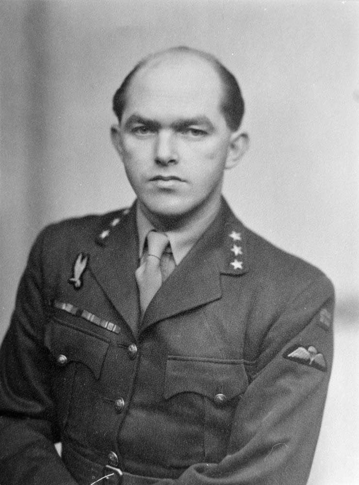 Portrett av mann med kapteinstjerner på kragen.