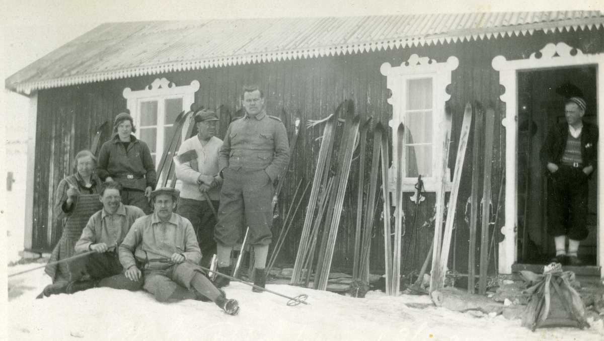 Gruppebilde, personer på skitur, Ungdomslaget "Fjell" på skitur.