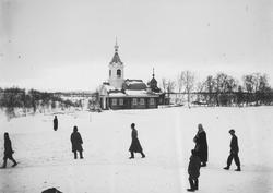 Munker utenfor Pechenga klosterkirke, 1896.