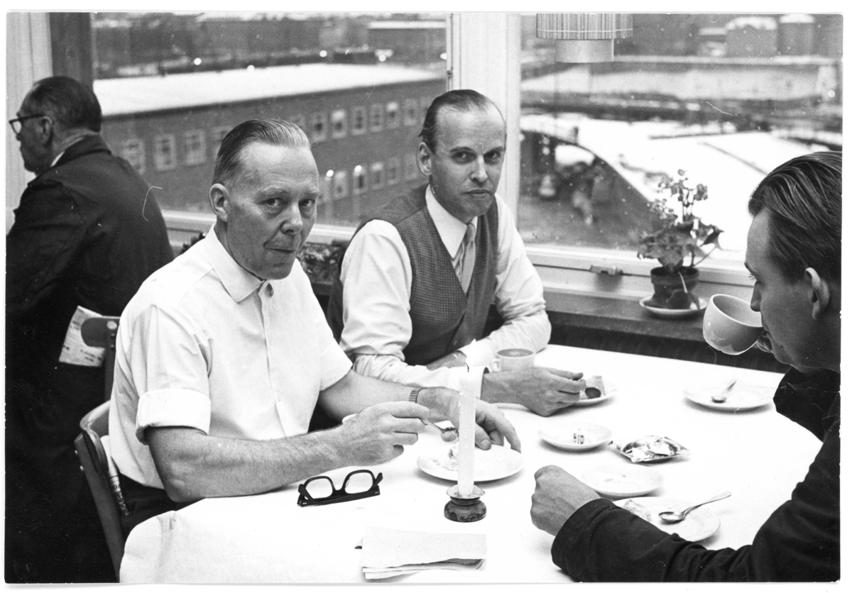 Personal i lunchrestaurangen vid Stockholm Ban.
Ingvar Eriksson i vit skjorta.