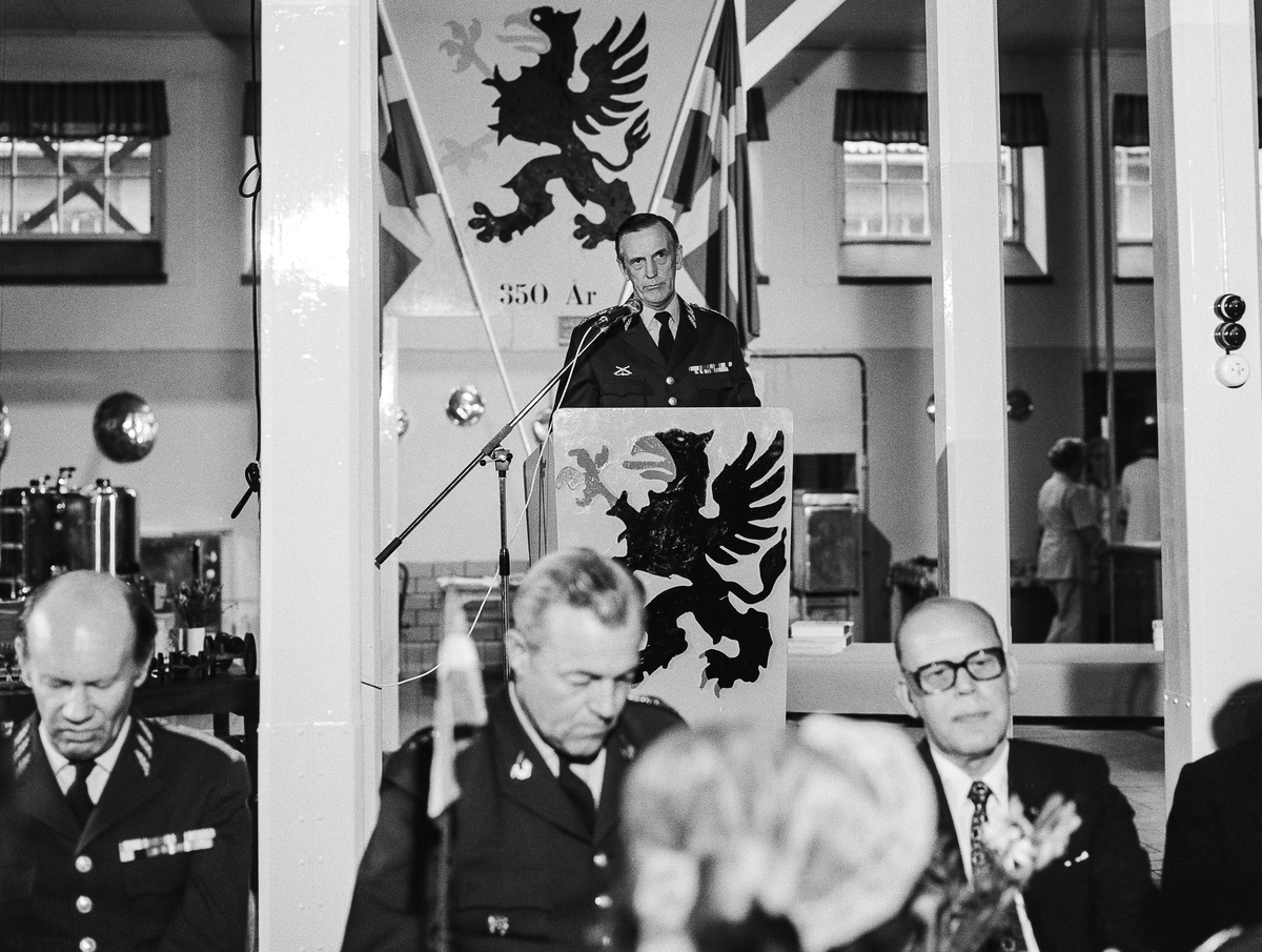 Militärbefälhavaren för Östra Militärområdet, general Gunnar Eklund, håller högtidstalet och utbringar en skål för jubileumsregementet.

OBS! tre bilder.