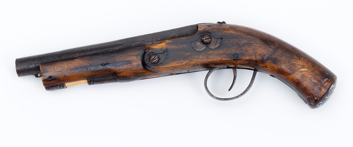Giverens bestefar, Anders Mikkelsen Svenneby, husket at pistolen ble brukt til å skremme ulv med ca. 1840.