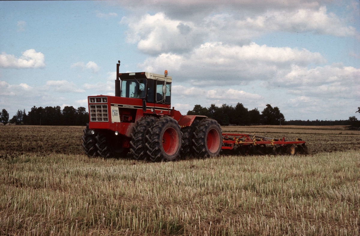 Harvning med den stora International Harvester-traktorn, Hacksta gård, Enköpings-Näs socken, Uppland 1981 - 1982