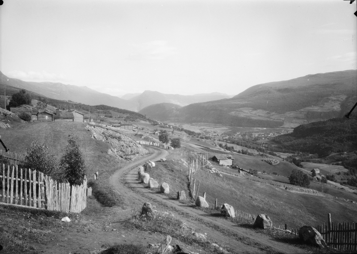 Vågå, utsikt fra Skogbygdi mot Vågåmo. Garden Svare Sygard til venstre